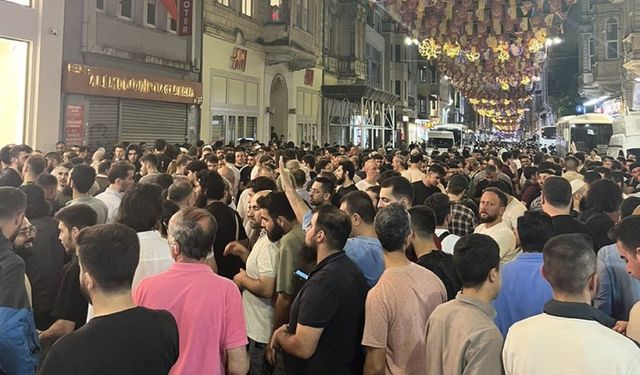 Halk, İslam düşmanı Leman dergisini protesto etti