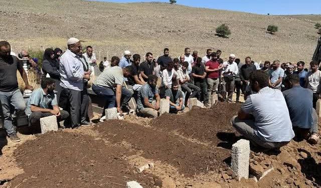 Mersin’deki kazada ölen aynı aileden 5 kişi, Diyarbakır'da yan yana toprağa verildi