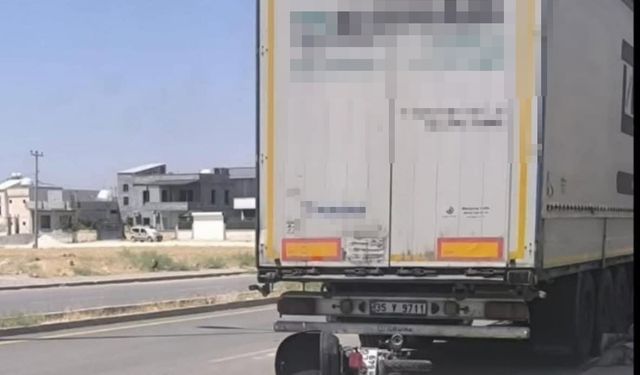 TIR’a çarpan motosikletin sürücüsü ağır yaralandı