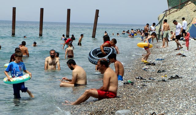 Van Gölü, Güneydoğu'da serinlik arayanların uğrak noktası oldu