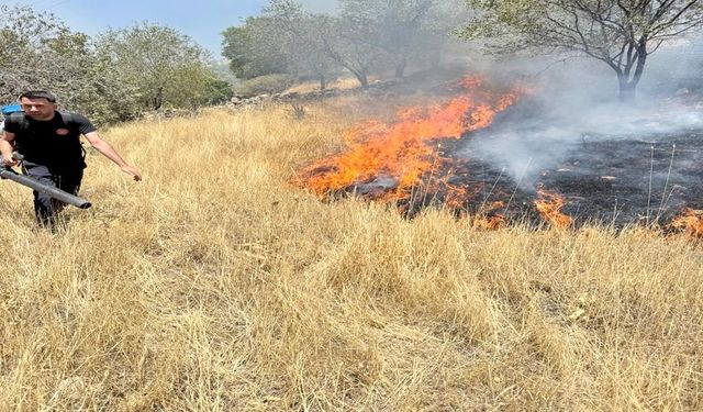 Örtü yangını, 3 saatte kontrol altına alındı