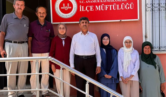Yarışma birincileri dualarla umreye uğurlandı