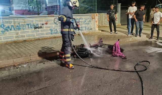 Sokak ortasında alev alan motosiklet hurdaya döndü