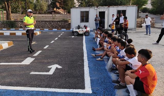 Yaz Okulu Öğrencilerine Uygulamalı Trafik Eğitimi