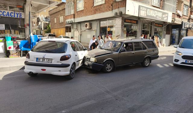 Batman'da iki otomobil çarpıştı