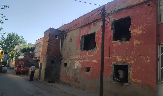 TEHLİKE SAÇAN METRUK BİNA YIKILDI
