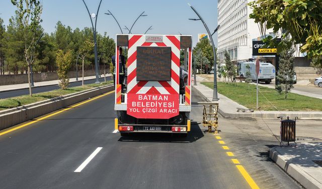 Özgürlük Bulvarı’nda Yol Çizgi Çalışmaları Tamamlanıyor