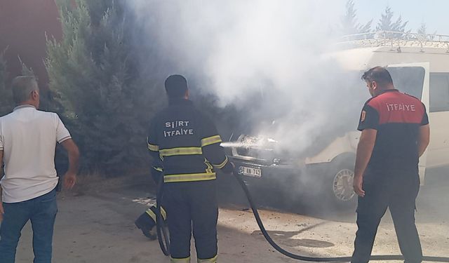 Siirt’te park halindeki minibüs alevlere teslim oldu