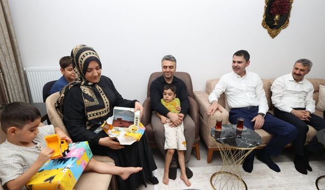 Bakan Kurum, depremzede aileyi ziyaret etti