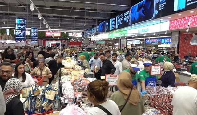 Bin liralık hediye çeki için 8 saat kuyrukta beklediler