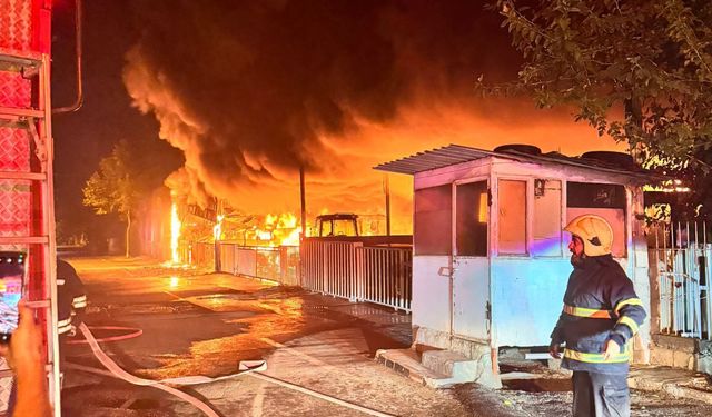 Diyarbakır'daki yangında 3 dükkan ile 22 traktör yandı