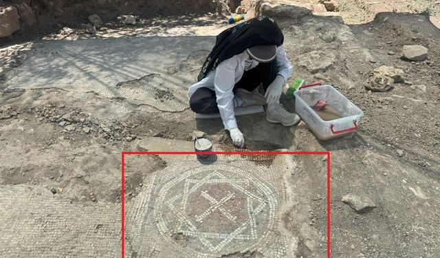 Diyarbakır'da mezar kazısında mozaik, Davut yıldızı ve 6 satırlık dilekçe yazısı ortaya çıktı