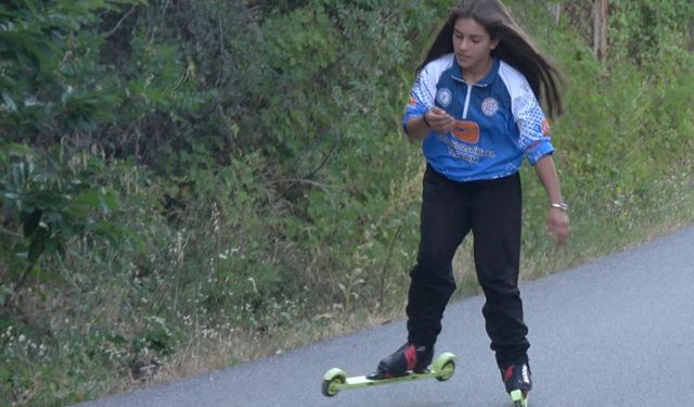 Kayaklı koşu takımı sporcuları, 40 derecede asfalt yolda çalışıyor