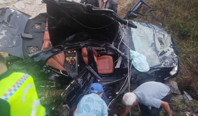 Otomobil, 5 metre yükseklikten menfezin önüne uçtu: 2 ölü, 3 yaralı