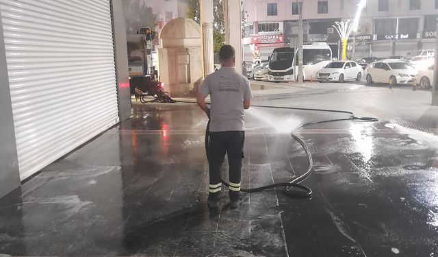 CADDELER KÖPÜKLÜ SU İLE YIKANDI