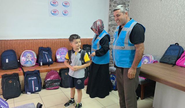 Yetimler Vakfı’ndan 35 öğrenciye kırtasiye desteği