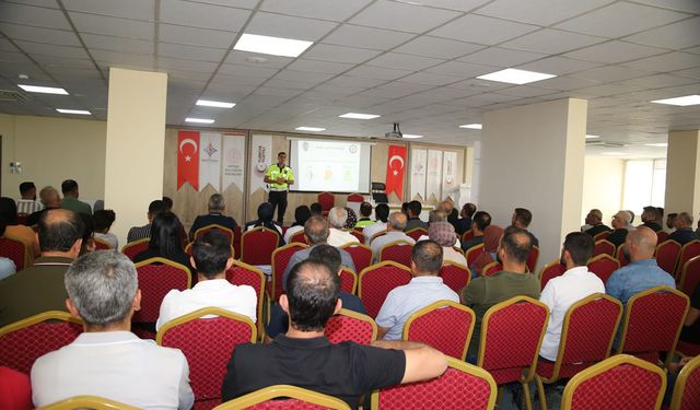 Okul servis şoförü ve rehber personele trafik eğitim semineri verildi