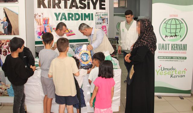 Umut Kervanı Batman'da yüzlerce öğrenciye kırtasiye yardımı yaptı