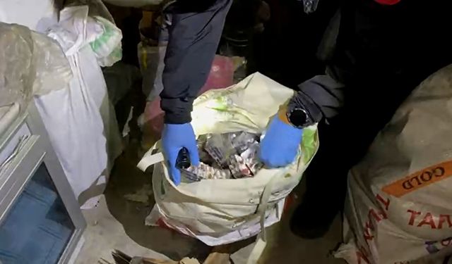 Evinin çatısında, çuvallarda uyuşturucu hap ele geçirilen şüpheliye gözaltı
