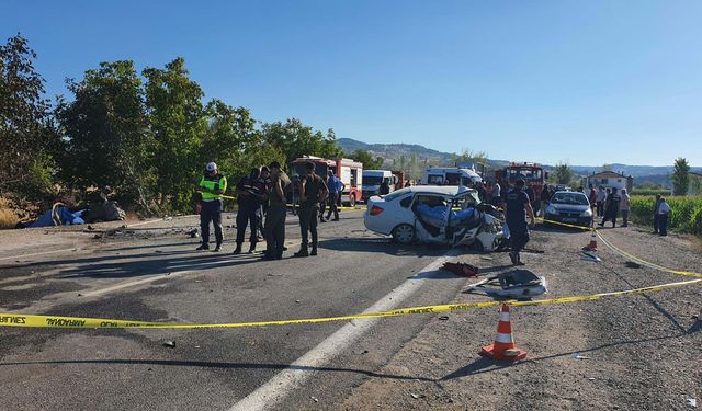 İki otomobil kafa kafaya çarpıştı; 3 ölü, 2 yaralı