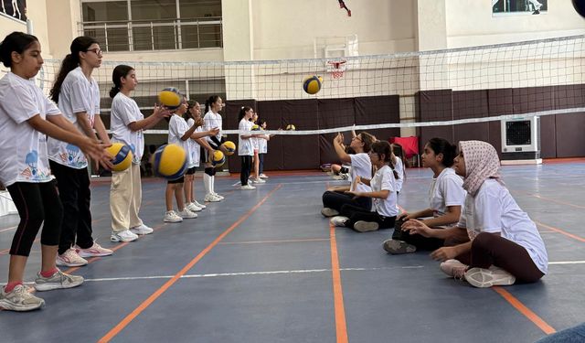 Çocuklar Yaz Spor Okullarında Voleybolla Eğlencenin Tadını Çıkardı