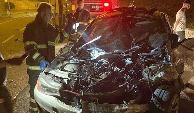 Batman’da Feci Kaza! Otomobil Bariyerlere Çakıldı: 1’i Ağır, 2 Yaralı