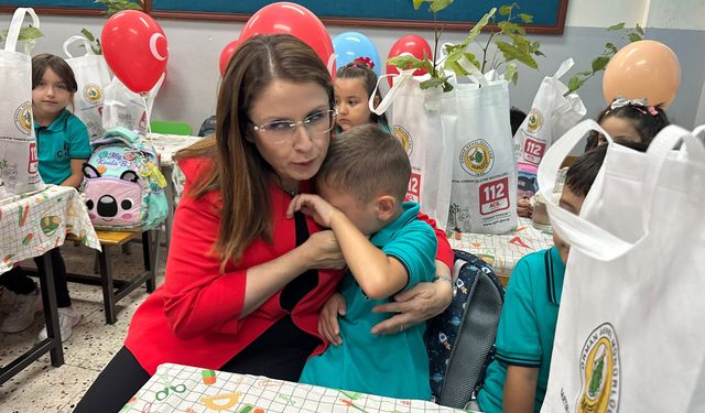 Okulun ilk günü, ağlayan öğrenciyi vali teselli etti