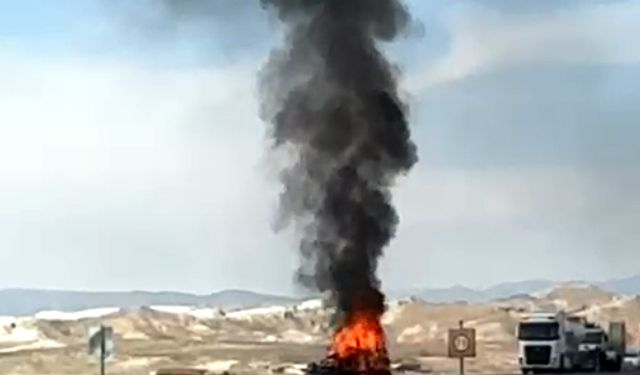 TIR ile çarpışıp alev alan otomobilin sürücüsü öldü