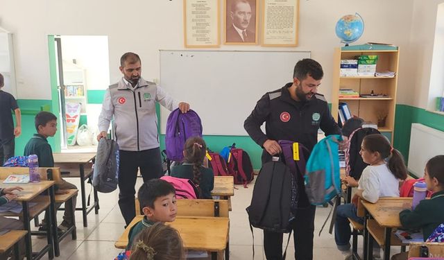 Umut Kervanı’ndan Van’daki öğrencilere kırtasiye desteği