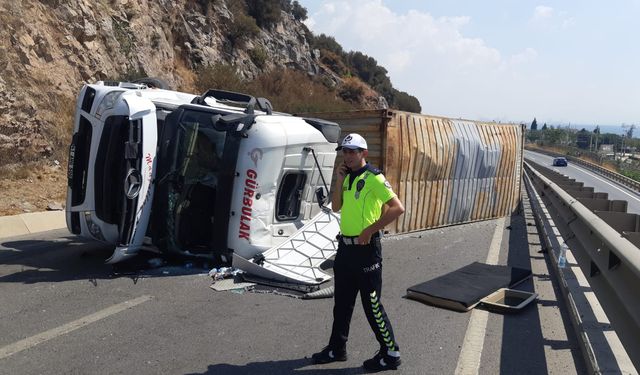 Yağ yüklü TIR devrildi; yol ulaşıma kapandı