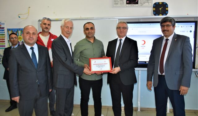 Batman’da Kahramanlar Sınıfı” Plaketini İl Müdürü Verdi