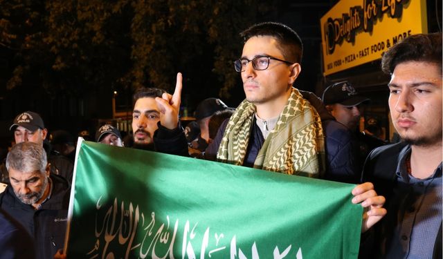 Tesettüre hakarete tepki: Vatandaşlar mekân önünde toplandı