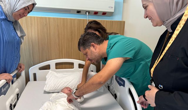 Kalbi göğüs kafesi dışında doğan bebek tedavi edildi