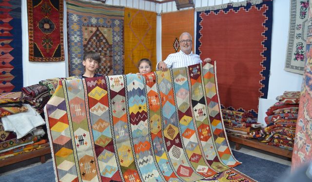 Anadolu’nun kilimlerini yeniden dokutturup Avrupa’ya gönderiyor