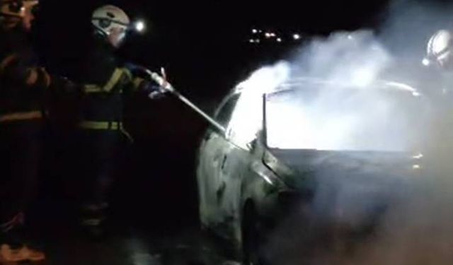 Yanan araç hurdaya döndü