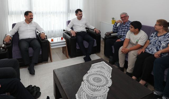 Bakan Kurum'dan, depremzede aileye ziyaret