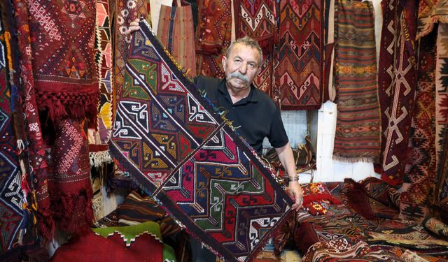Bakır kalayı karşılığı topladığı kilim ve halılarla koleksiyon oluşturdu