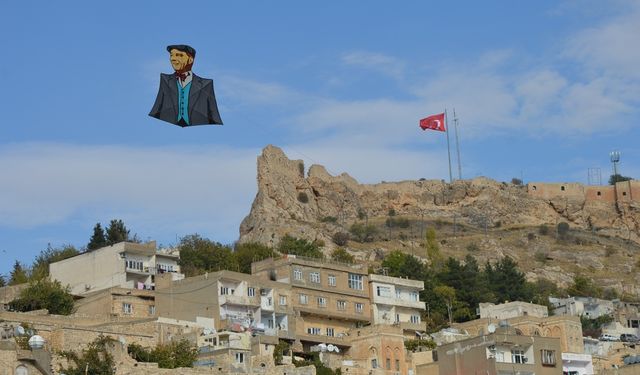 Mardin semalarında Atatürk posterli uçurtma uçuruldu