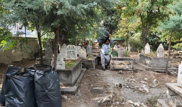 Batman'da Tüm Mezarlılarda Bakım Çalışmaları Sürüyor