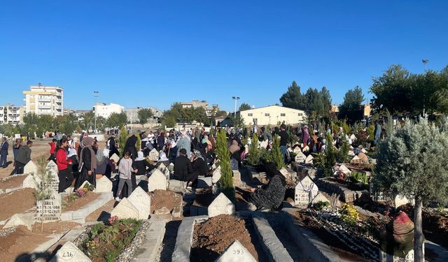 Batman’da Mevsimin En Kalabalık Kabir Ziyareti Yaşandı