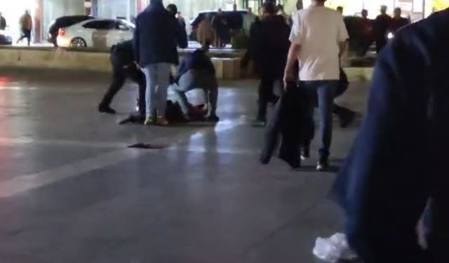 Sinir krizi geçiren şahıs çevredekilere saldırdı: 1 yaralı