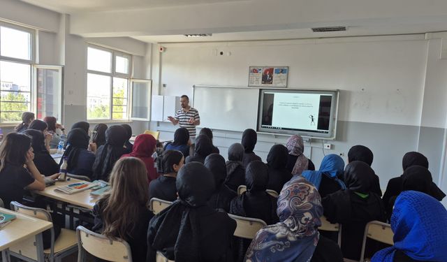 Lise Öğrencilerine “Sağlıklı Beslenme” Eğitimi