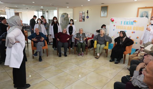 Huzurevini ziyaret edip, yaşlılarla egzersiz yaptılar