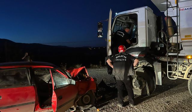 Kamyon ile çarpışan otomobilin sürücüsü hayatını kaybetti