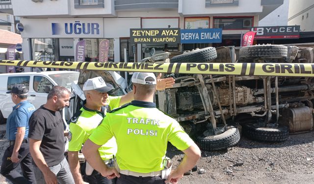 Freni arızalanan kamyon, 15 araca çarptı