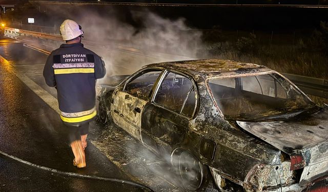 Otoyolda yanan otomobil kullanılamaz hale geldi