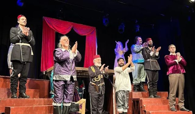 'Patisever' tiyatrocular, sokak hayvanlarının tedavisi için sahnede