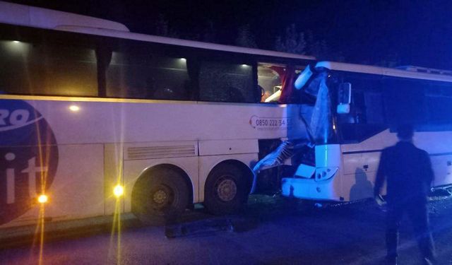 Servis otobüsü ile yolcu otobüsü çarpıştı: 13 yaralı