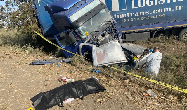 TIR ile çarpışan otomobilin sürücüsü öldü