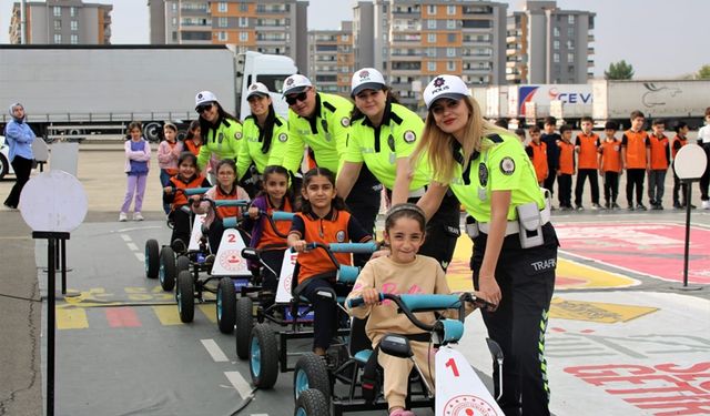 Batman'da Mobil Trafik Eğitim Tırı, Pazaryeri İlkokulunda öğrencilere trafik kuralları öğretti